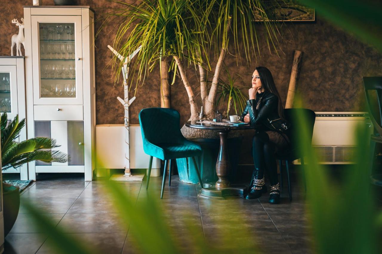 Plaza - Free Parking Hotel