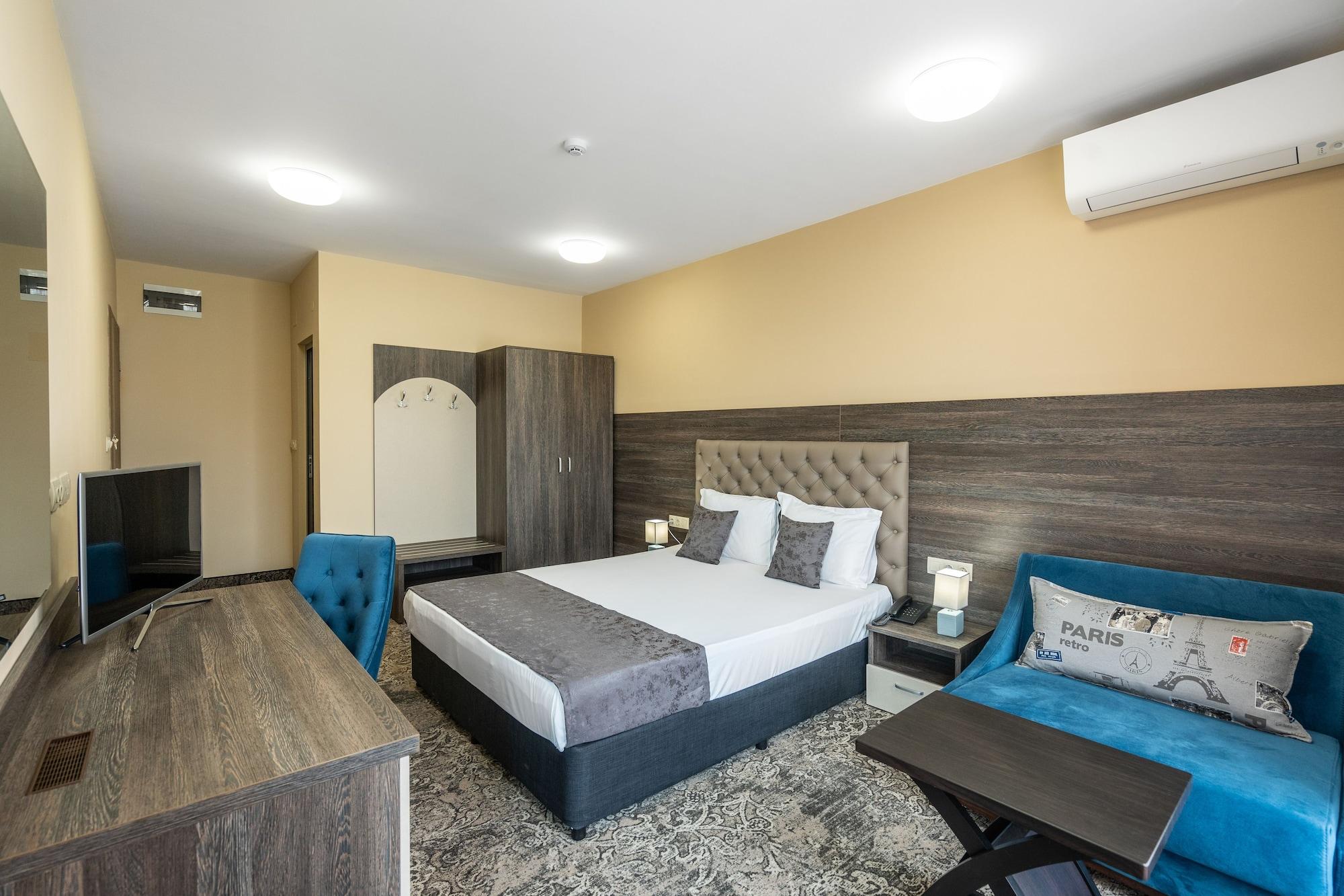 Plaza - Free Parking Hotel