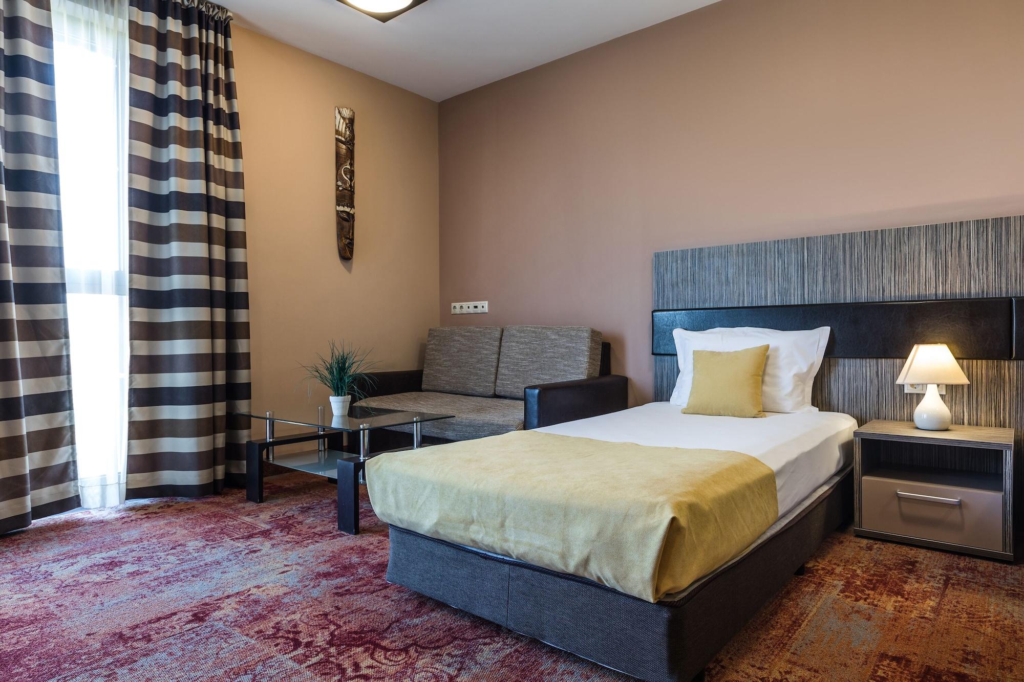 Plaza - Free Parking Hotel 3*
