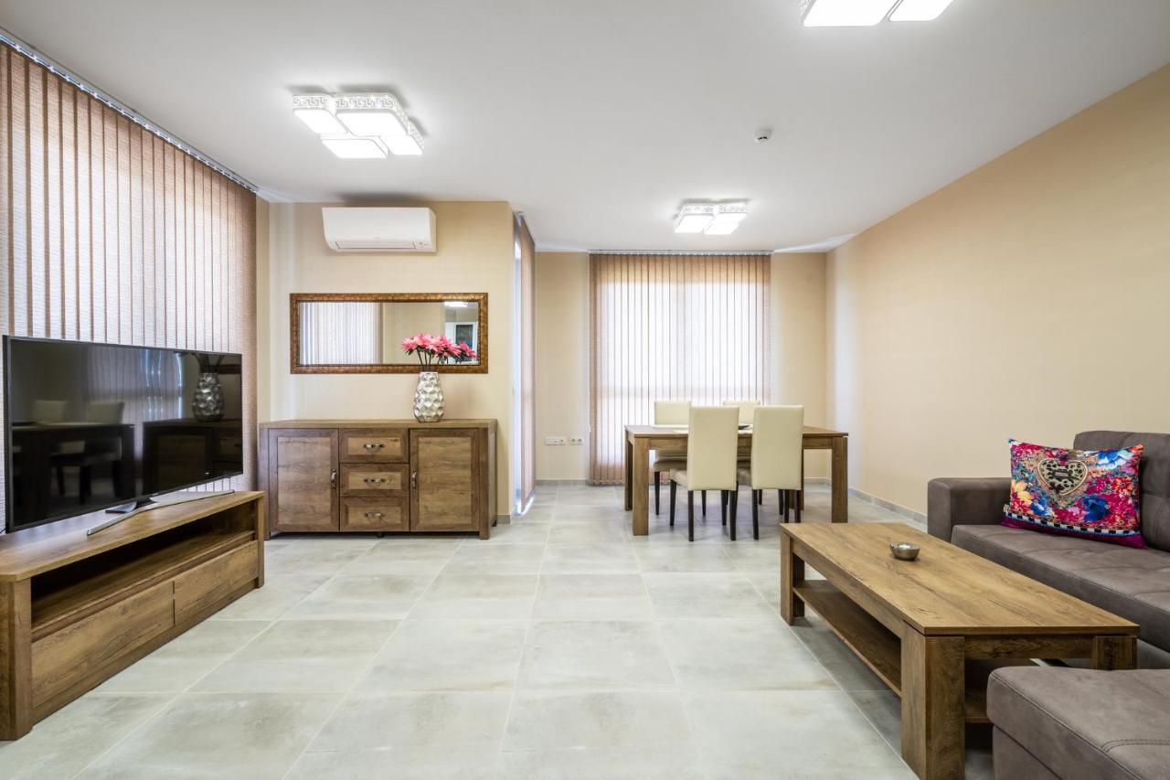 Plaza - Free Parking Hotel